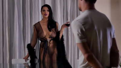 La salope Kira Queen a invité son voisin pour le thé et l'a baisé sur la table du dîner.